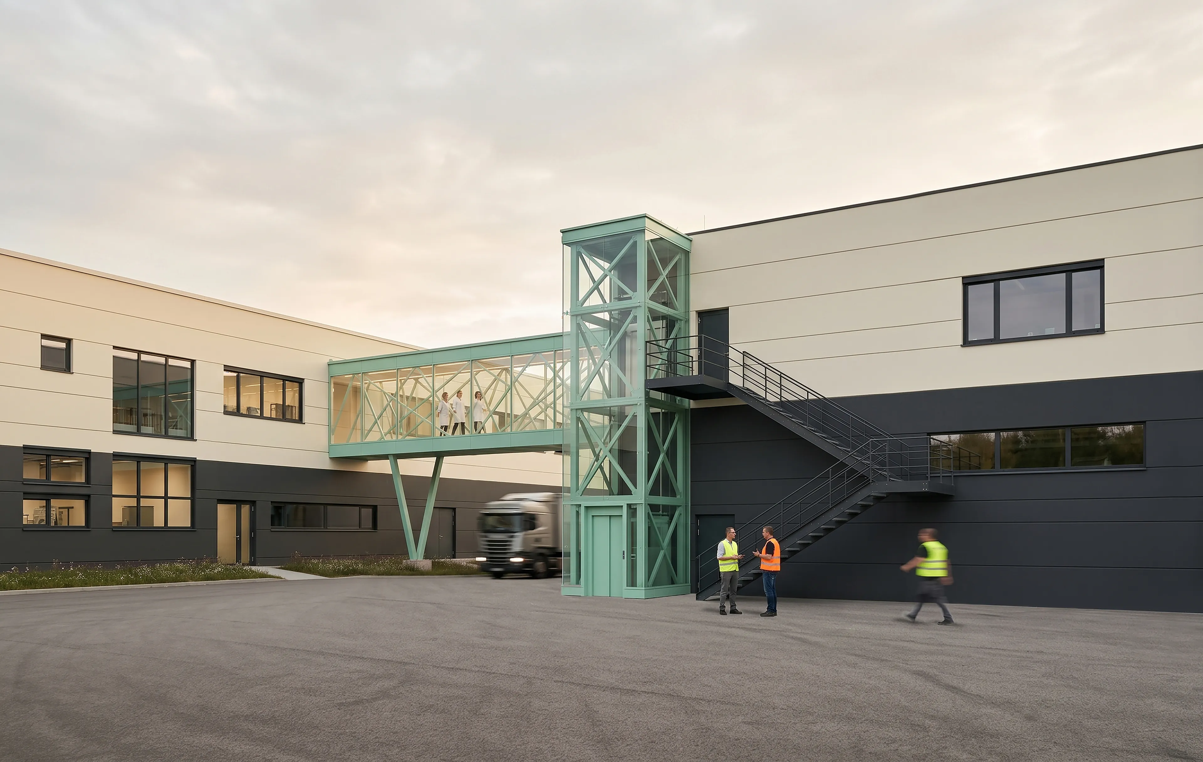 Kompozice sestávající z exteriérového schodiště, výtahového tubusu a proskleného mostu nosné ocelové konstrukce