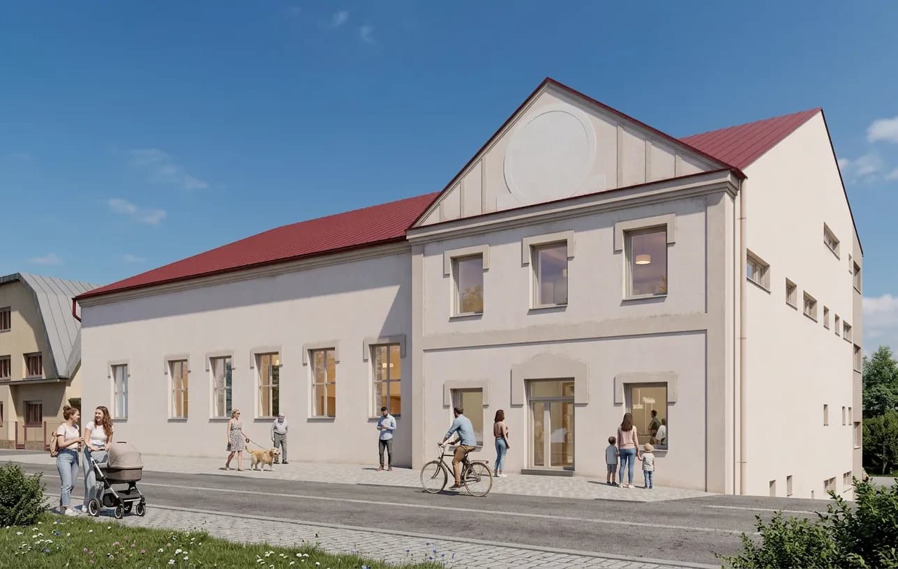 Pohled z hlavní ulice na dobovou fasádu